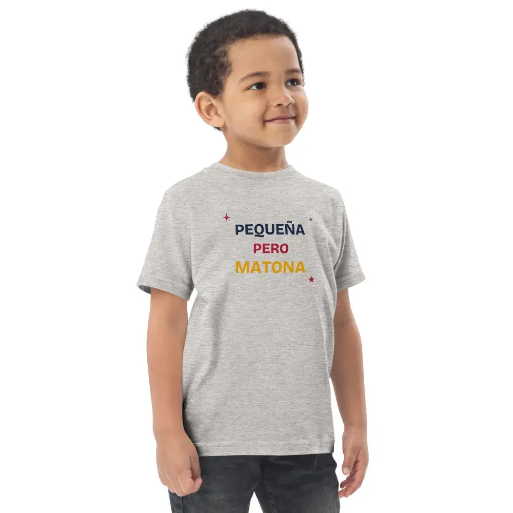 «Pequeña pero matona» — Camiseta de peque