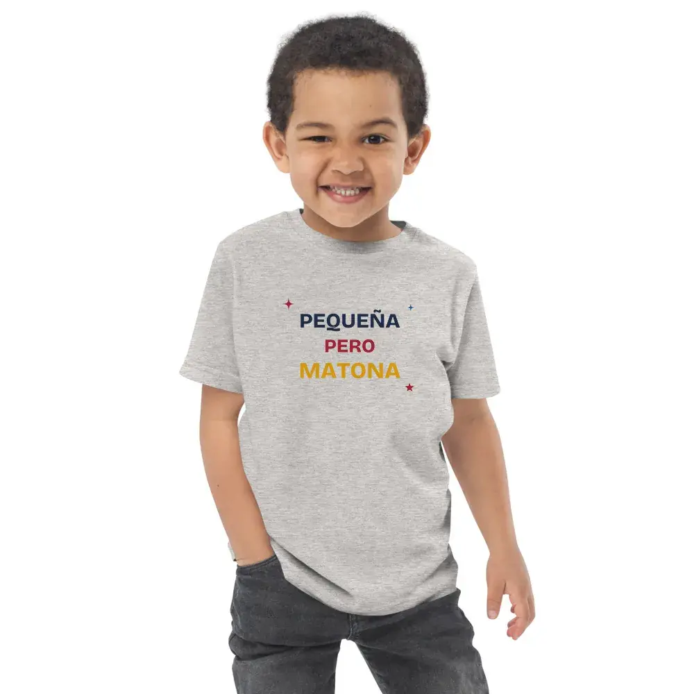 «Pequeña pero matona» — Camiseta de peque